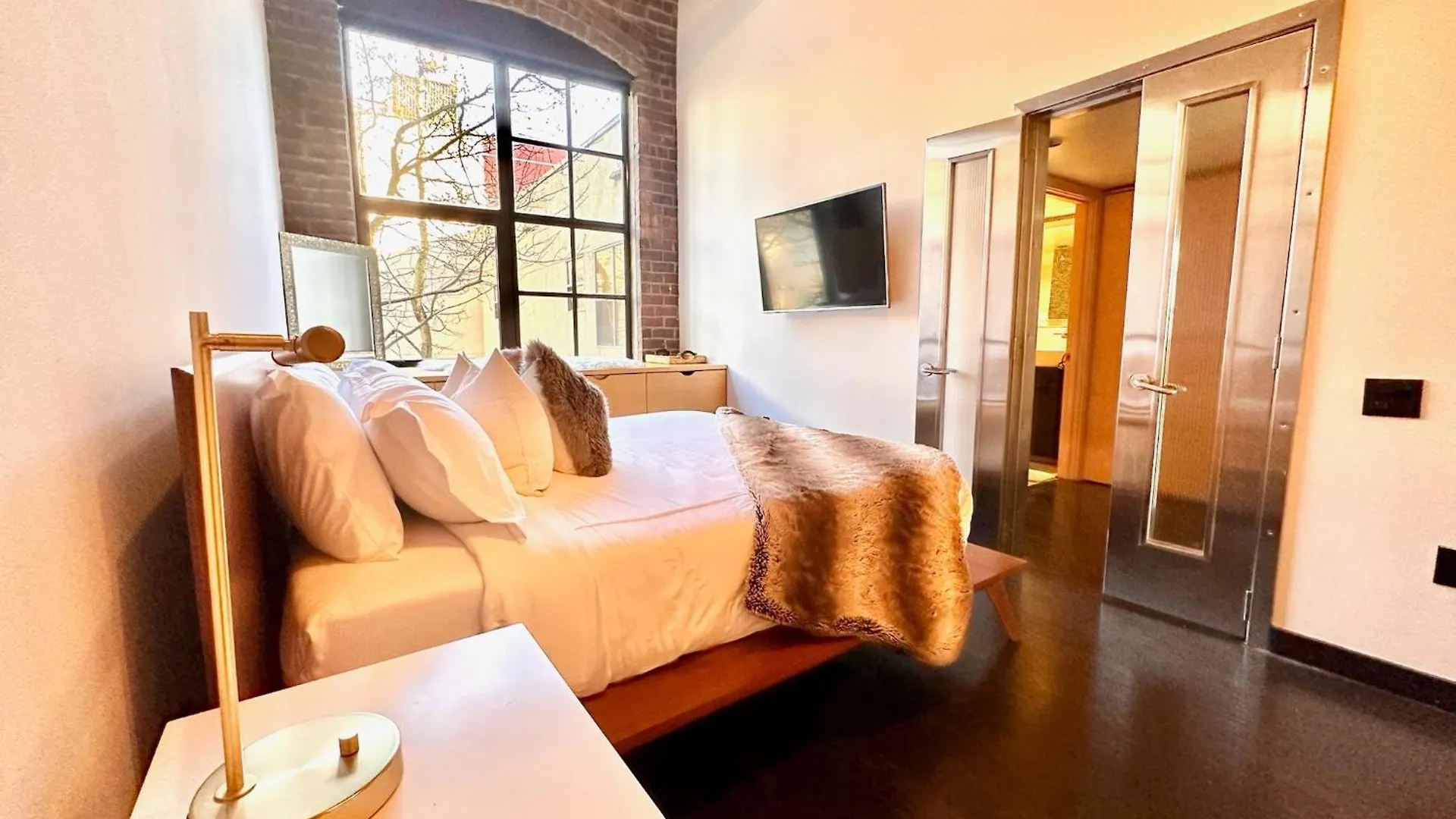 Apartment Massive Downtown Seattle Condo - Free Parking!