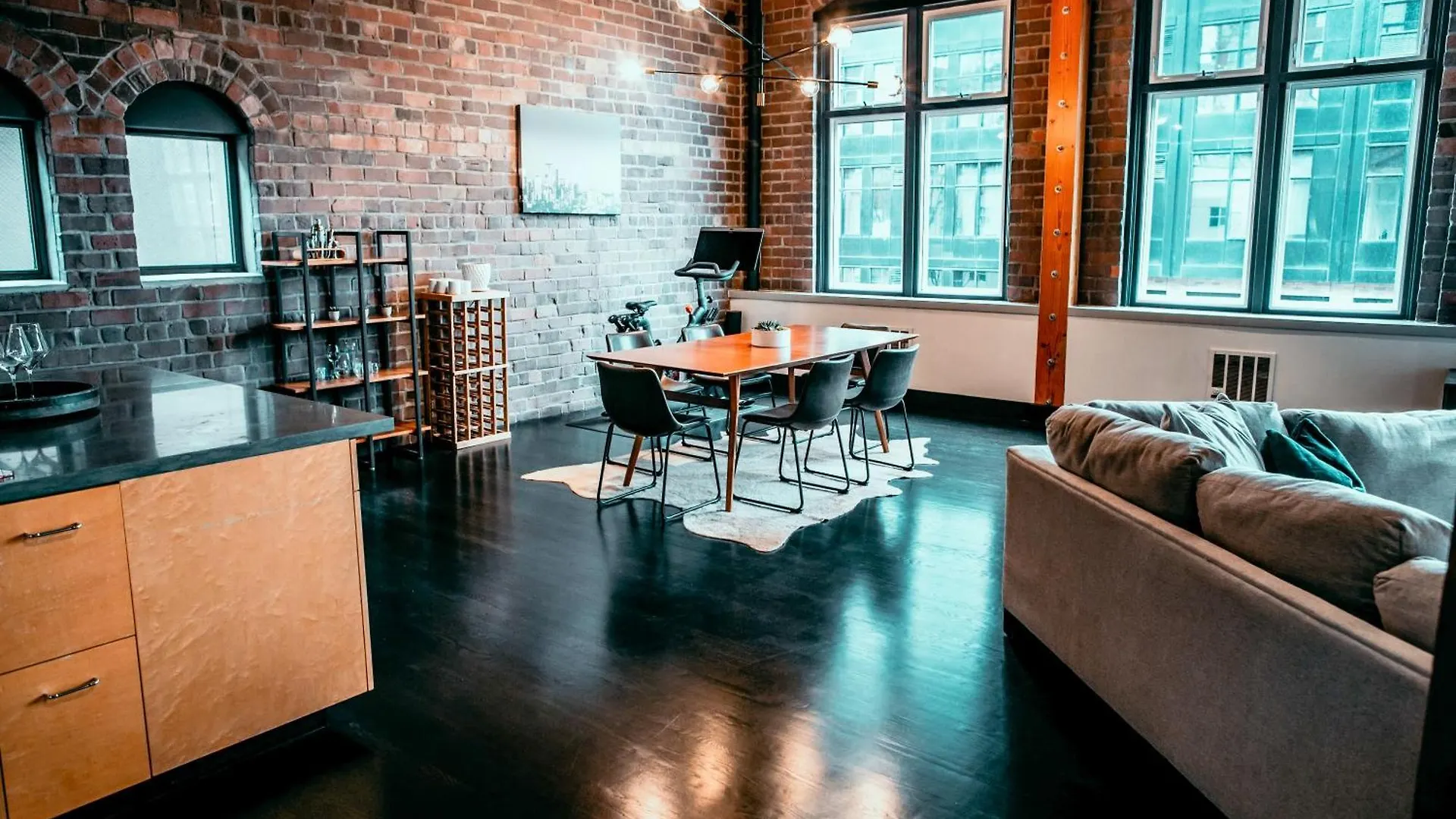 Massive Downtown Seattle Condo - Free Parking! Apartment